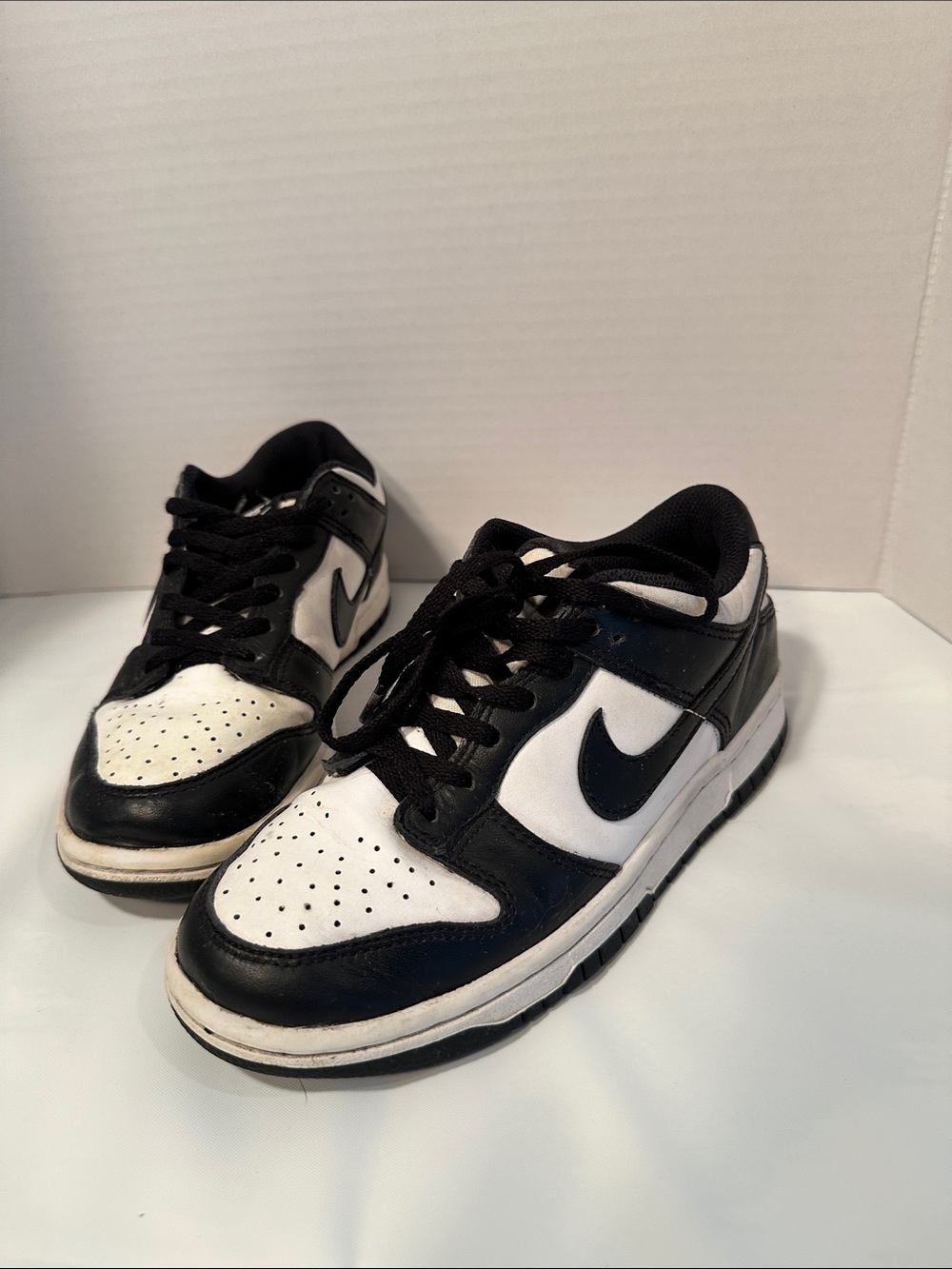 Nike Dunk Low Retro White Black
Panda (PS) Size 4Y (youth) - Picture 5 of 16